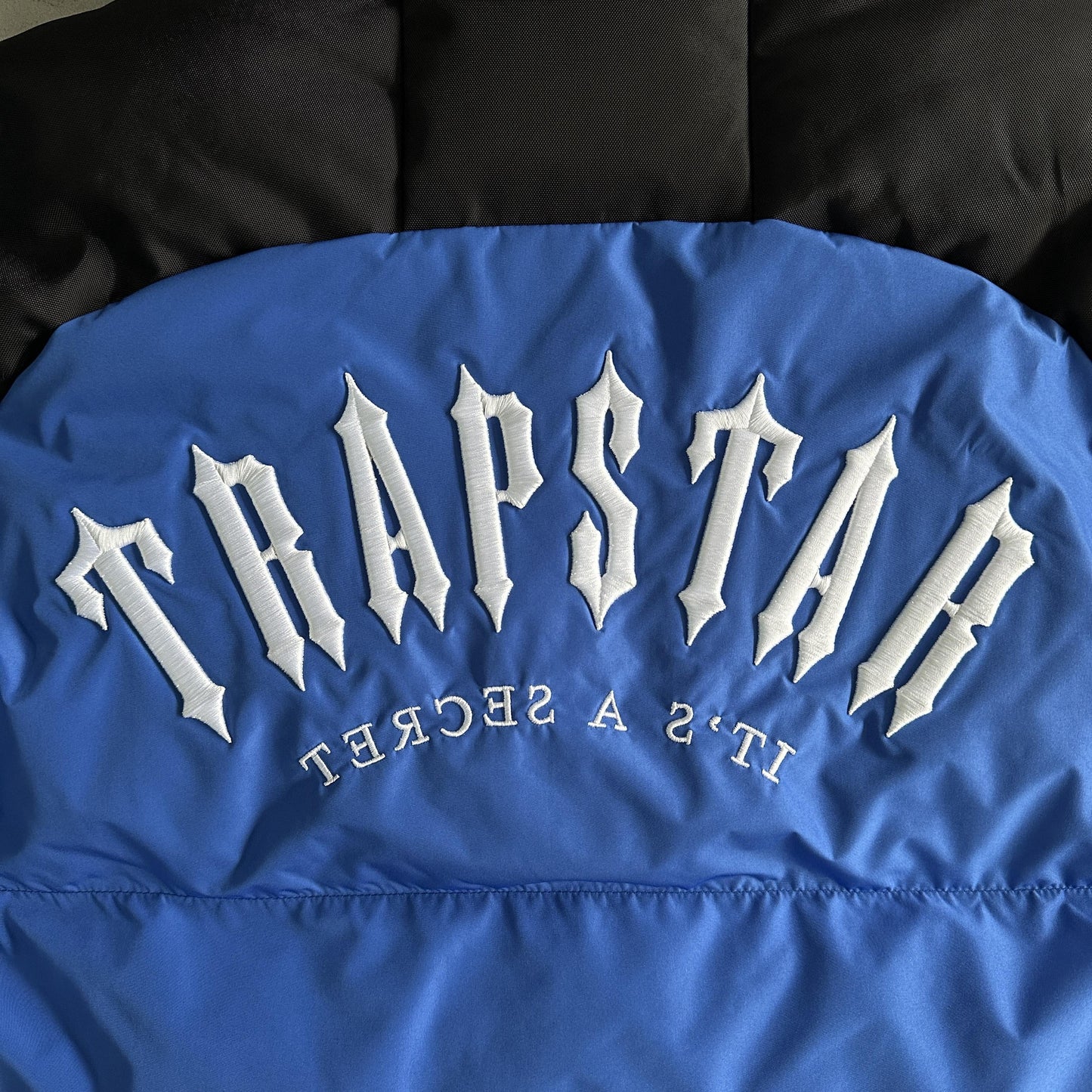 Giacca imbottita Trapstar Decoded Arch nera blu 