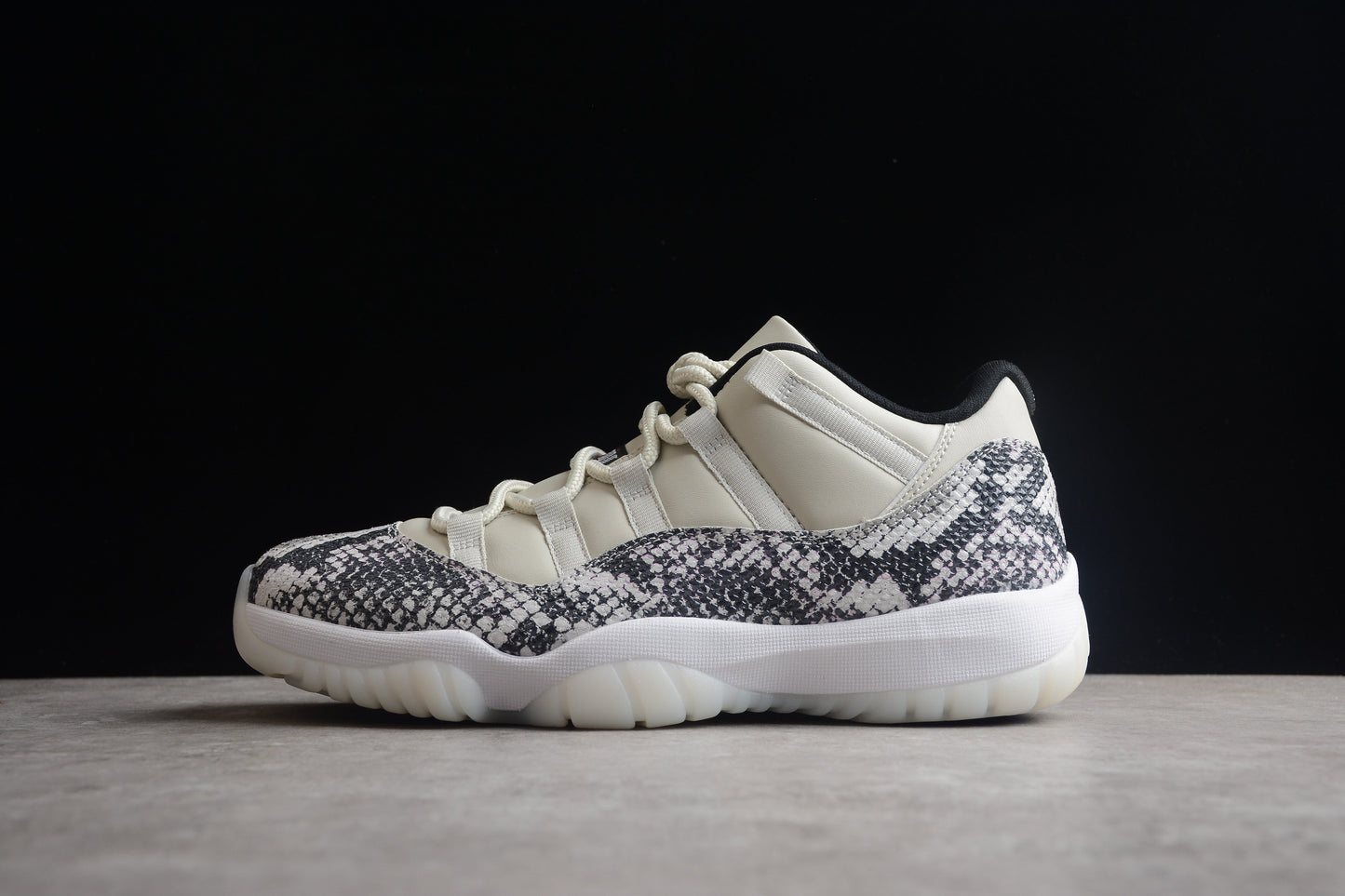 Air Jordan 11 basse "Serpente"