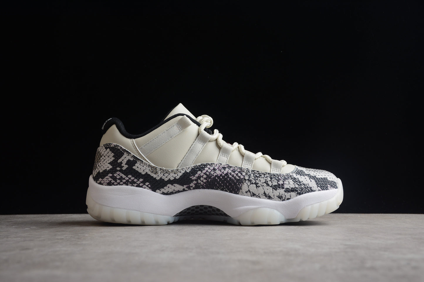 Air Jordan 11 basse "Serpente"